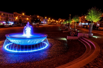 Noční kašna na náměstí ve Žďáru nad...